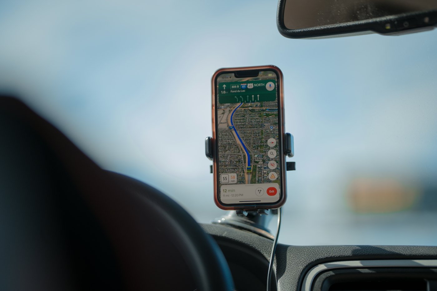 Nawigacja Google Maps na smartfonie w samochodzie