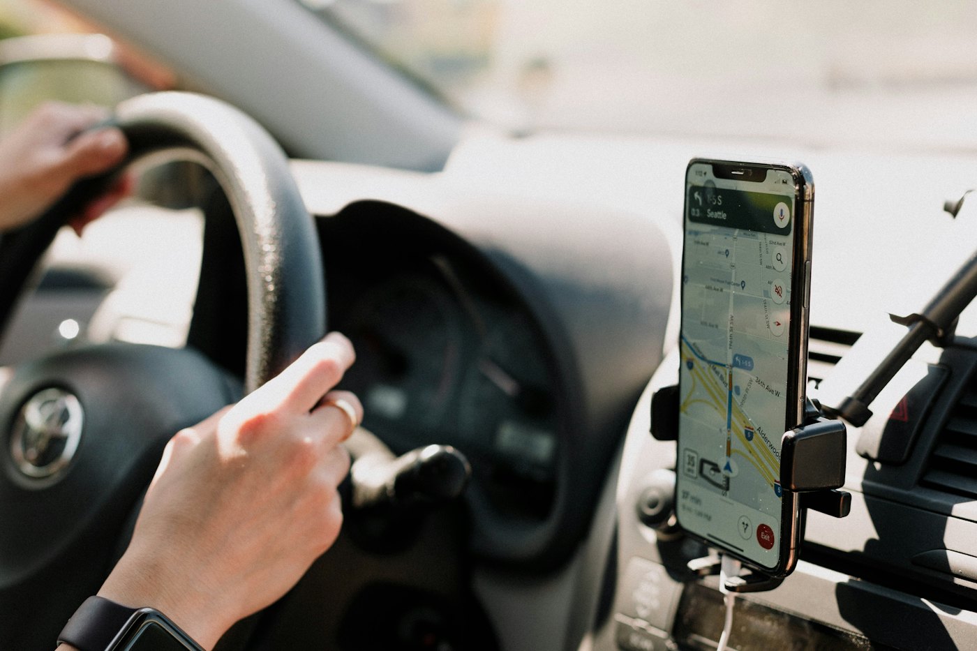 Telefon z mapą podczas jazdy