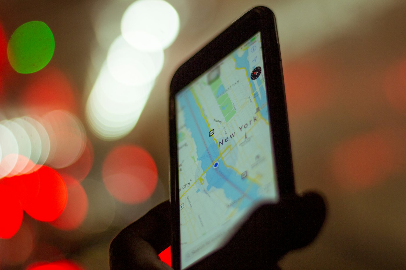 Smartfon z mapą i lokalizacją w mieście
