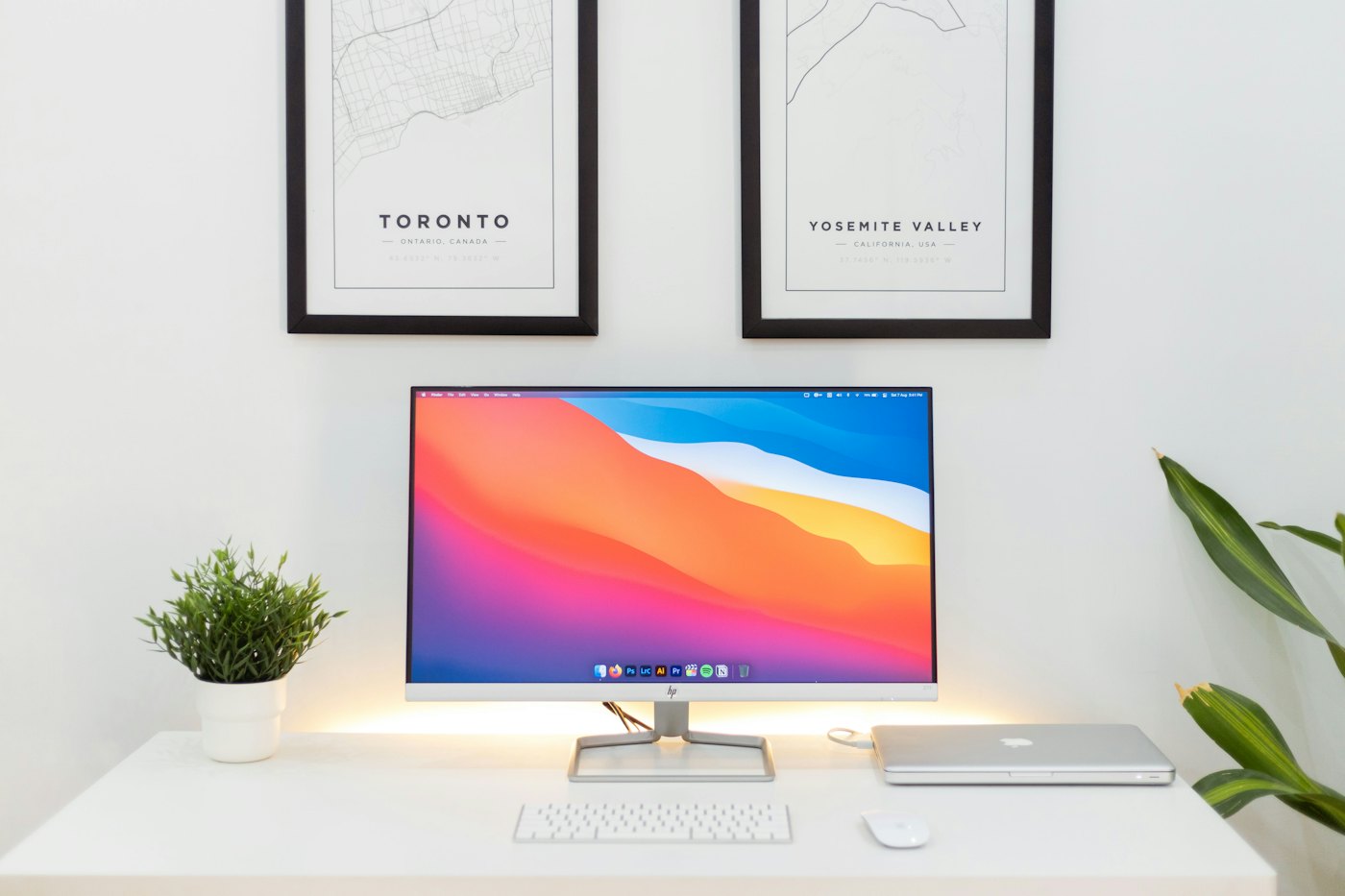 Monitor i laptop na jasnym biurku