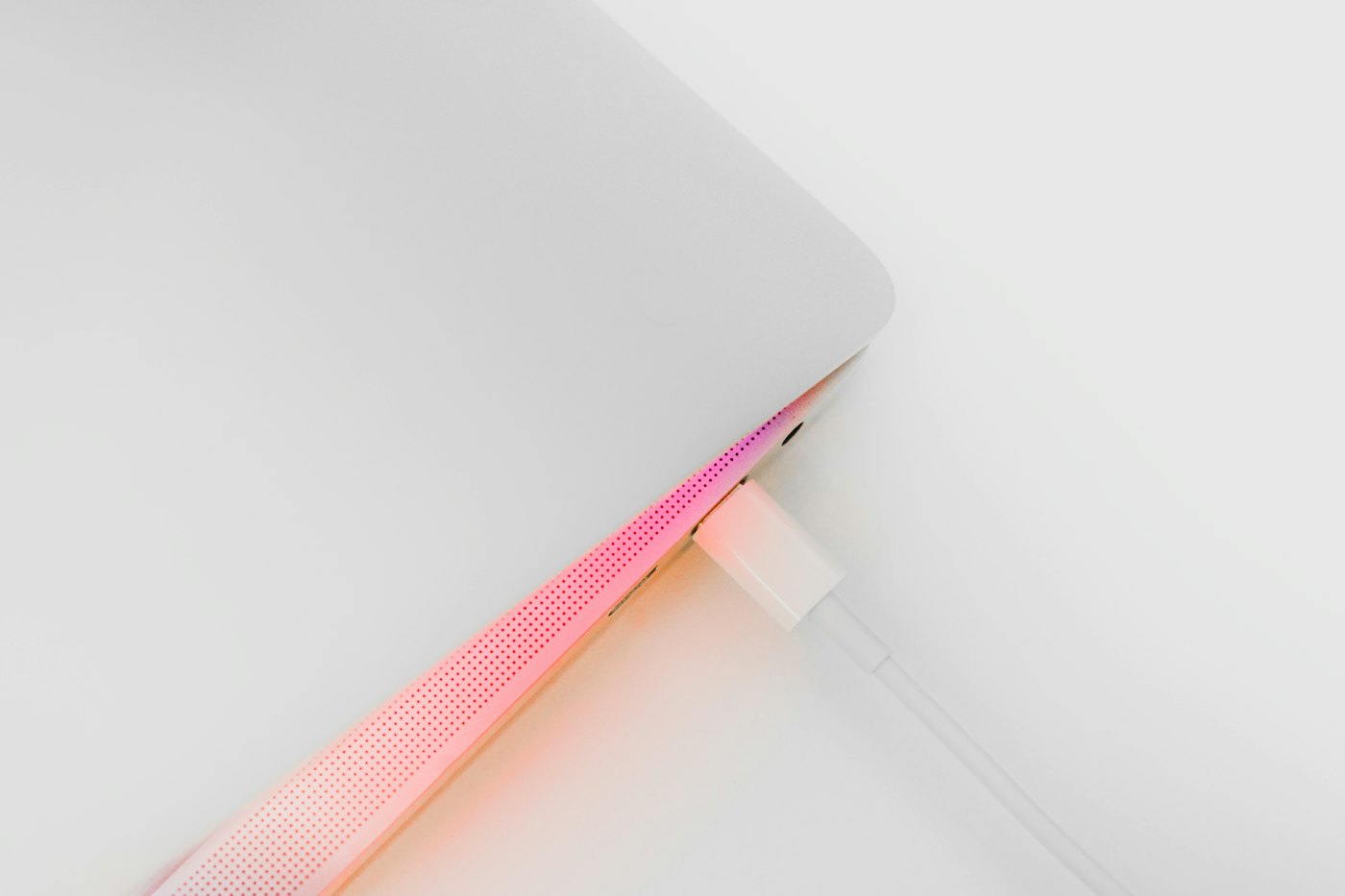 Laptop na białym stole